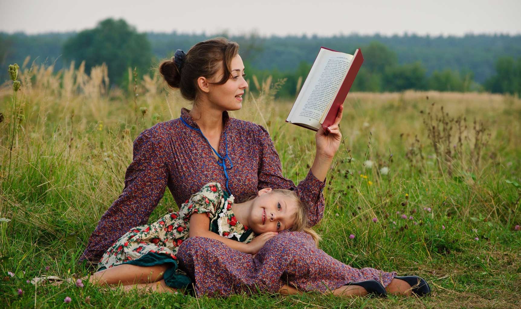 Мама друга в платье. Фотосессия с книгой на природе. Фотосессия мама и дочка. Фотосессия мама и дочка на природе. Чтение на природе с детьми.